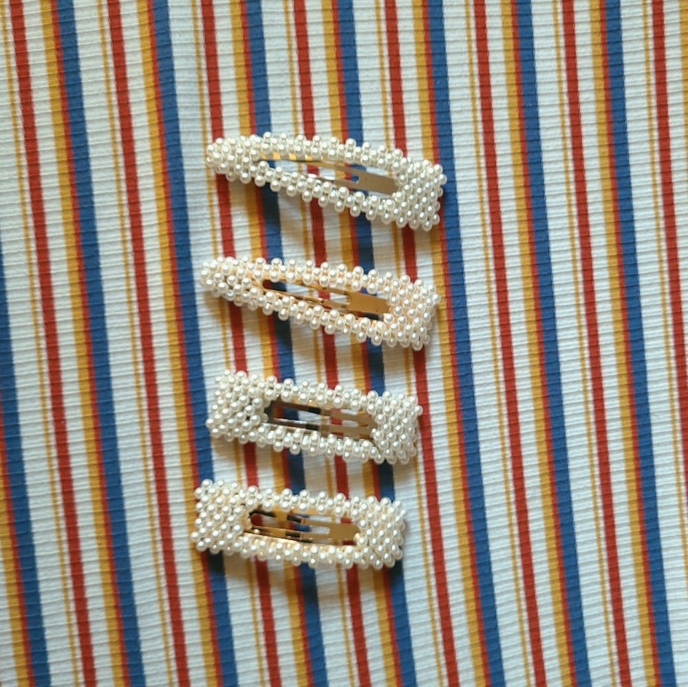 😁😁😁 NWOT Pearl hairclip  set of 4